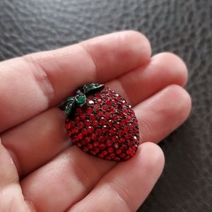 VTG Weiss strawberry brooch